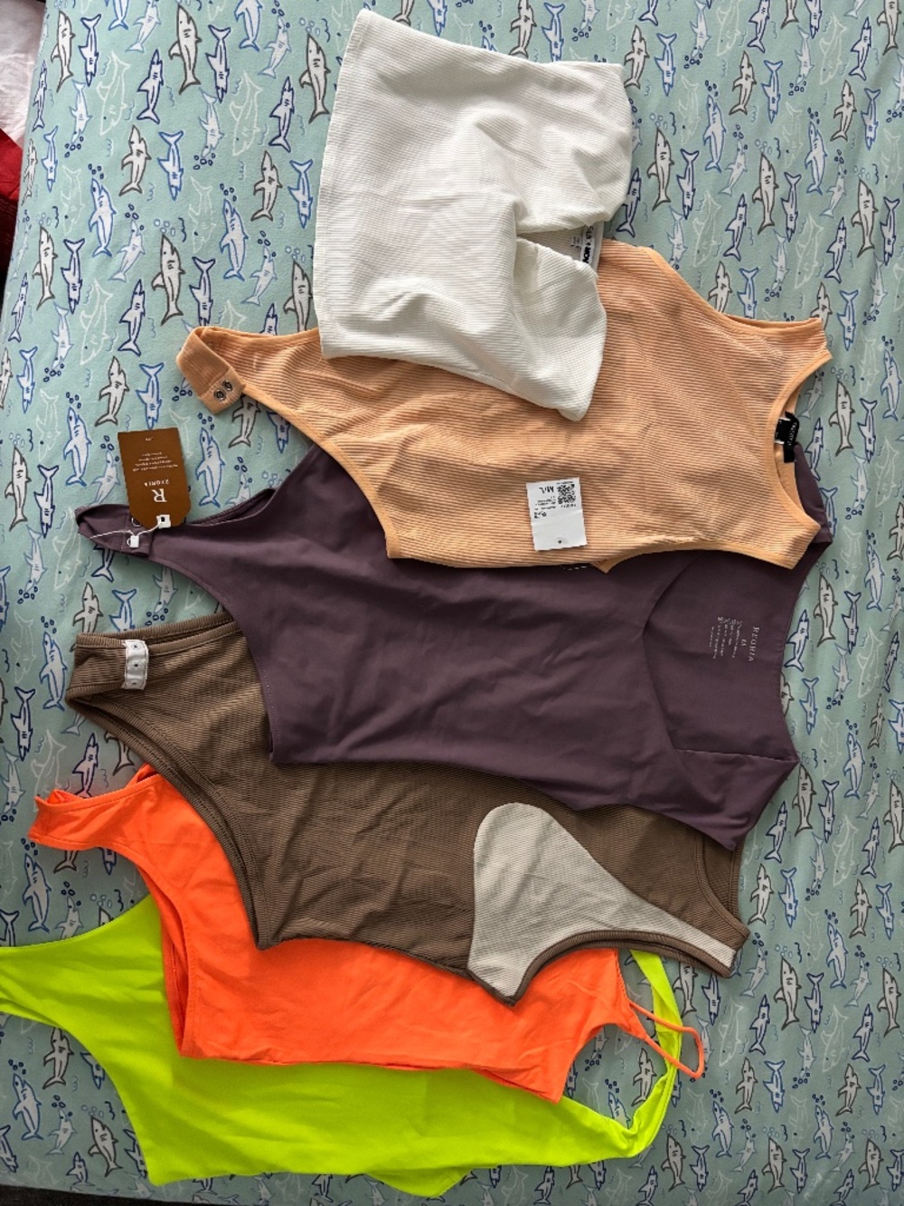 PACK 6 Body suits X 1 (2 NWT)
